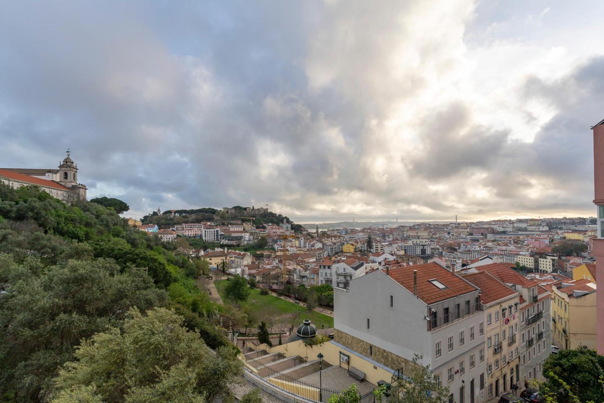 Superb Apartments Overlooking Graca In Lisboa Екстериор снимка