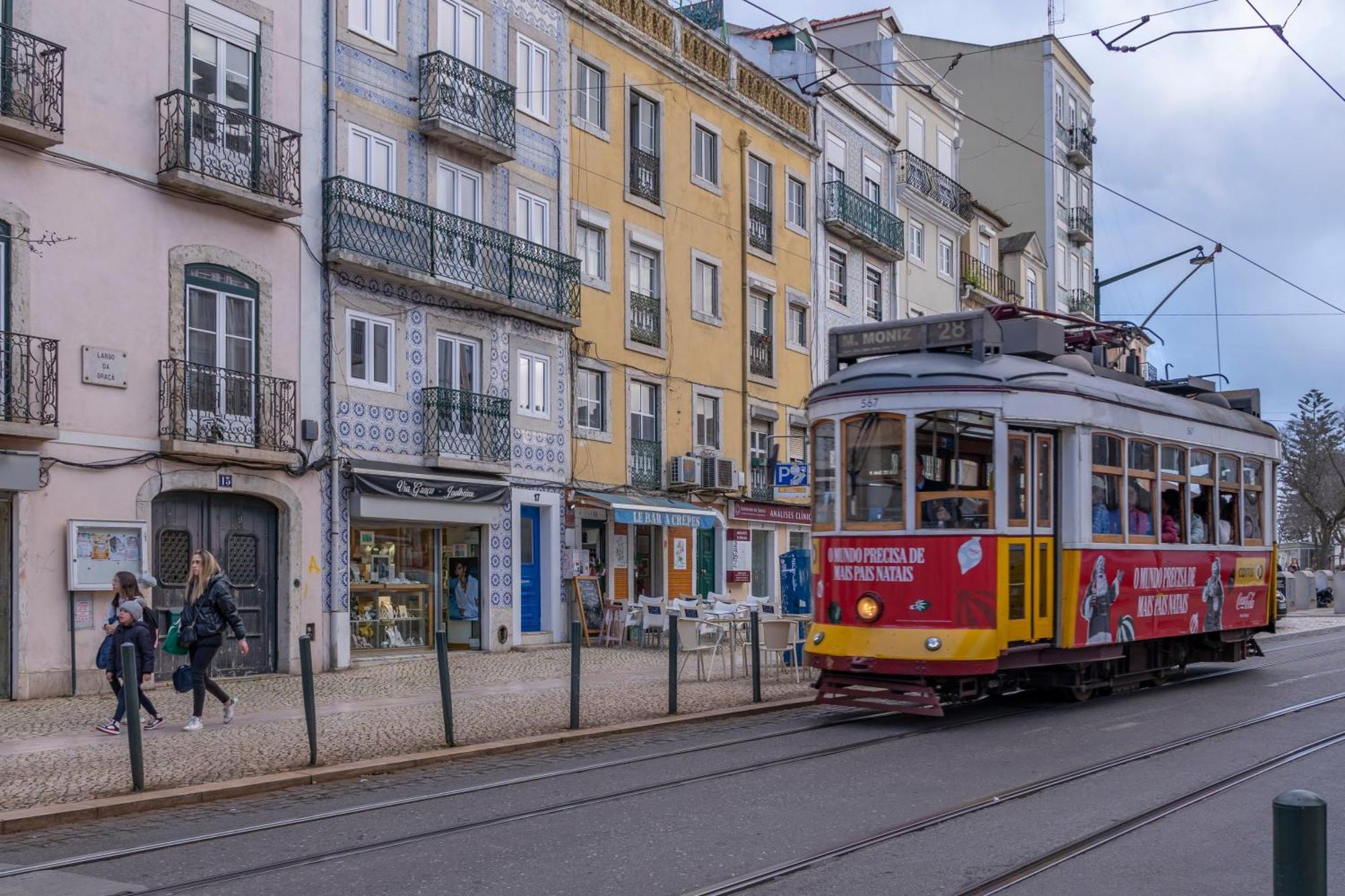 Superb Apartments Overlooking Graca In Lisboa Екстериор снимка