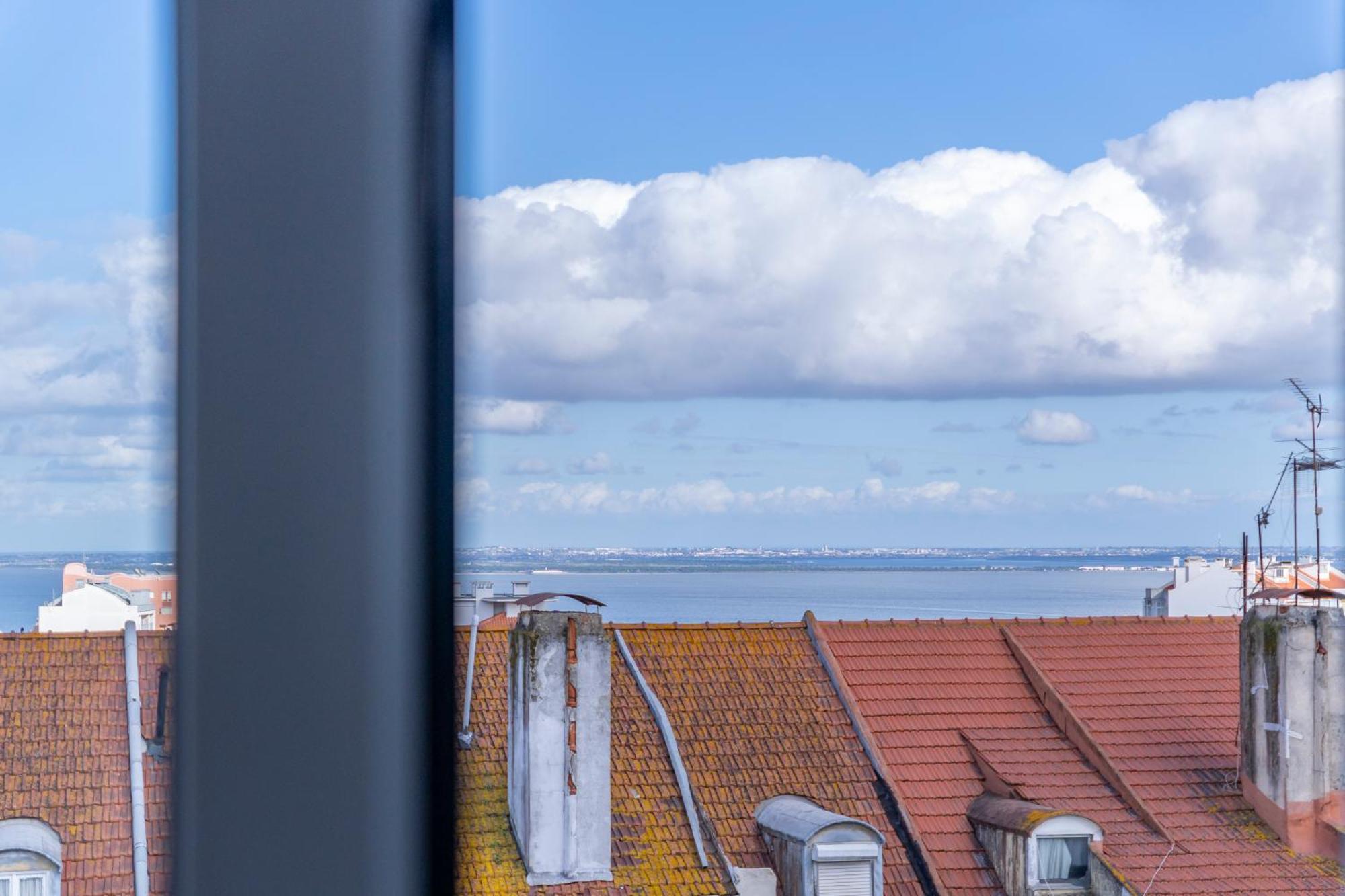 Superb Apartments Overlooking Graca In Lisboa Стая снимка